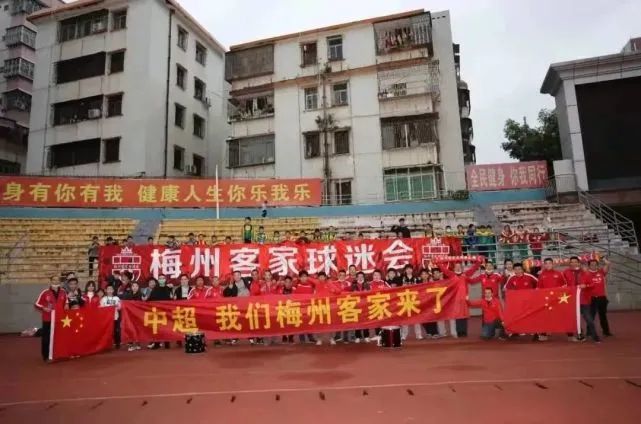 正常的合作模式，一般都是五比五，像刘宗辉这种人，一般只给礼仪小姐分20%到30%，不仅分的少，还会威逼利诱礼仪小姐签卖身契，一旦卖身契签了，礼仪小姐最多只能拿到10%左右。